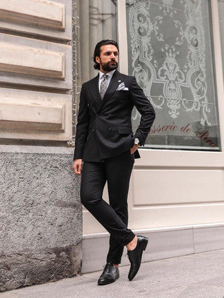 Schwarzen Anzug kombinieren – 500+ Herren Outfits: Kombinieren Sie einen schwarzen Anzug mit einem weißen Businesshemd, um vor Klasse und Perfektion zu strotzen. Schwarze Leder Oxford Schuhe sind eine kluge Wahl, um dieses Outfit zu vervollständigen.