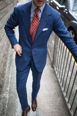 Weißes und braunes vertikal gestreiftes Businesshemd kombinieren – 500+ Herren Outfits: Kombinieren Sie ein weißes und braunes vertikal gestreiftes Businesshemd mit einem dunkelblauen Anzug für einen stilvollen, eleganten Look. Ergänzen Sie Ihr Look mit dunkelbraunen Leder Oxford Schuhen.