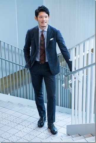 dunkelblauer vertikal gestreifter Anzug, weißes und dunkelblaues vertikal gestreiftes Businesshemd, dunkelblaue Leder Oxford Schuhe, dunkelblaue Krawatte mit Paisley-Muster für Herren