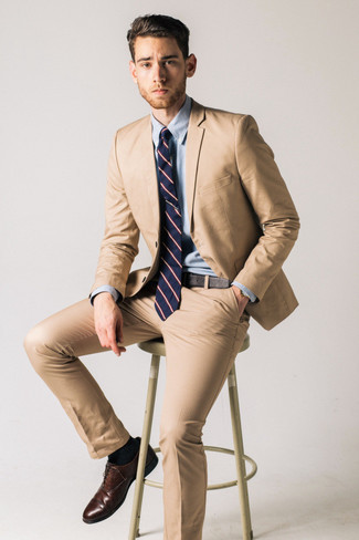 Beige Anzug kombinieren – 875+ Herren Outfits: Kombinieren Sie einen beige Anzug mit einem hellblauen Businesshemd für eine klassischen und verfeinerte Silhouette. Dunkelbraune Leder Oxford Schuhe fügen sich nahtlos in einer Vielzahl von Outfits ein.