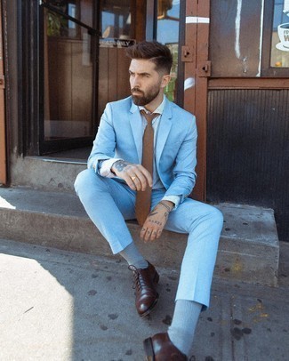 Braune Leder Oxford Schuhe kombinieren – 500+ Sommer Herren Outfits: Erwägen Sie das Tragen von einem hellblauen Anzug und einem hellblauen vertikal gestreiften Businesshemd für einen stilvollen, eleganten Look. Braune Leder Oxford Schuhe sind eine gute Wahl, um dieses Outfit zu vervollständigen. So einfach kann ein tolles Sommer-Outfit sein.