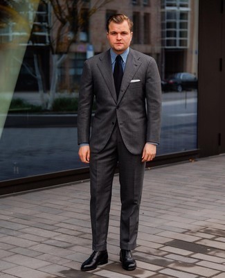 Dunkelgrauen Anzug kombinieren – 500+ Herren Outfits: Kombinieren Sie einen dunkelgrauen Anzug mit einem hellblauen Businesshemd für einen stilvollen, eleganten Look. Schwarze Leder Oxford Schuhe sind eine perfekte Wahl, um dieses Outfit zu vervollständigen.