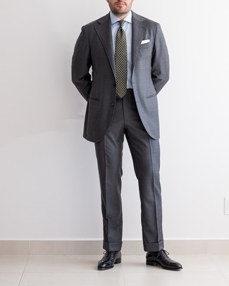 Dunkelgrüne gepunktete Krawatte kombinieren – 47 Elegante Herren Outfits warm Wetter: Kombinieren Sie einen dunkelgrauen Anzug mit einer dunkelgrünen gepunkteten Krawatte, um vor Klasse und Perfektion zu strotzen. Wenn Sie nicht durch und durch formal auftreten möchten, wählen Sie schwarzen Leder Oxford Schuhe.