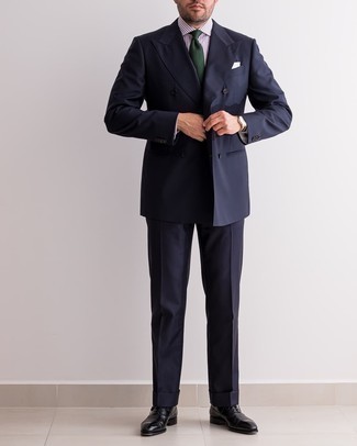 Schwarze Leder Oxford Schuhe kombinieren – 500+ Elegante Herren Outfits warm Wetter: Erwägen Sie das Tragen von einem dunkelblauen Anzug und einem weißen und lila vertikal gestreiften Businesshemd für einen stilvollen, eleganten Look. Ergänzen Sie Ihr Look mit schwarzen Leder Oxford Schuhen.