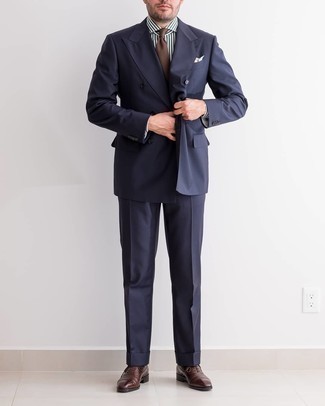 Braune Leder Oxford Schuhe kombinieren – 500+ Sommer Herren Outfits: Kombinieren Sie einen dunkelblauen Anzug mit einem dunkelgrünen vertikal gestreiften Businesshemd für eine klassischen und verfeinerte Silhouette. Vervollständigen Sie Ihr Look mit braunen Leder Oxford Schuhen. Der Look wird zu Sommer pur.