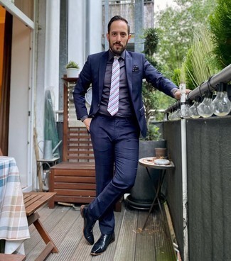 Hellblaue Krawatte kombinieren – 188 Herren Outfits: Entscheiden Sie sich für einen dunkelblauen Anzug und eine hellblaue Krawatte für einen stilvollen, eleganten Look. Fühlen Sie sich ideenreich? Wählen Sie dunkelblauen Leder Oxford Schuhe.