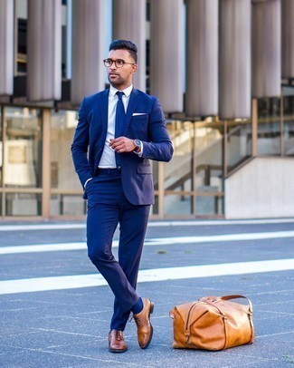 Leder Reisetasche kombinieren – 120 Elegante Herren Outfits: Kombinieren Sie einen dunkelblauen Anzug mit einer Leder Reisetasche, um mühelos alles zu meistern, was auch immer der Tag bringen mag. Fühlen Sie sich ideenreich? Wählen Sie rotbraunen Leder Oxford Schuhe.