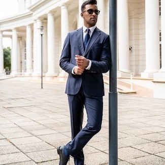 Wie dunkelblauen Anzug mit schwarzer Leder Oxford Schuhe zu kombinieren – 167 Herren Outfits: Kombinieren Sie einen dunkelblauen Anzug mit einem weißen Businesshemd für eine klassischen und verfeinerte Silhouette. Komplettieren Sie Ihr Outfit mit schwarzen Leder Oxford Schuhen.