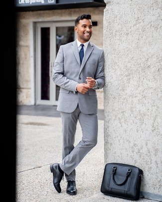 Schwarze Leder Oxford Schuhe kombinieren – 490 Sommer Herren Outfits: Tragen Sie einen grauen Anzug und ein weißes Businesshemd, um vor Klasse und Perfektion zu strotzen. Vervollständigen Sie Ihr Look mit schwarzen Leder Oxford Schuhen. Ein schöner Sommer-Look.