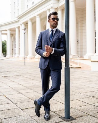 Oxford Schuhe kombinieren – 500+ Herren Outfits: Kombinieren Sie einen dunkelblauen Anzug mit einem weißen Businesshemd für eine klassischen und verfeinerte Silhouette. Oxford Schuhe sind eine ideale Wahl, um dieses Outfit zu vervollständigen.