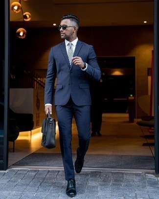 Dunkelblaue Leder Oxford Schuhe kombinieren – 60 Herren Outfits: Entscheiden Sie sich für einen dunkelblauen Anzug und ein weißes Businesshemd für eine klassischen und verfeinerte Silhouette. Dunkelblaue Leder Oxford Schuhe sind eine kluge Wahl, um dieses Outfit zu vervollständigen.