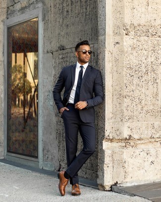 Dunkelblaue Seidekrawatte kombinieren – 76 Herren Outfits: Kombinieren Sie einen dunkelblauen Anzug mit einer dunkelblauen Seidekrawatte für einen stilvollen, eleganten Look. Machen Sie diese Aufmachung leger mit braunen Leder Oxford Schuhen.