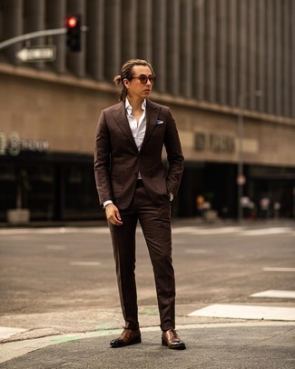 Dunkelbraunen Anzug kombinieren – 972+ Herren Outfits: Paaren Sie einen dunkelbraunen Anzug mit einem weißen Businesshemd, um vor Klasse und Perfektion zu strotzen. Dunkelbraune Leder Oxford Schuhe sind eine großartige Wahl, um dieses Outfit zu vervollständigen.