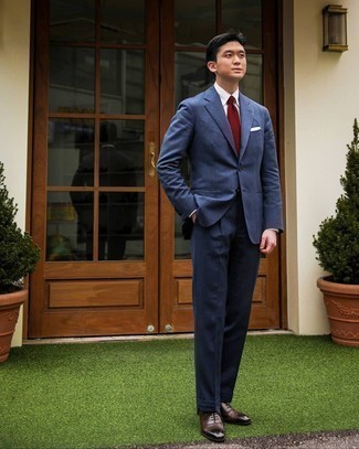 Dunkelrote Strick Krawatte kombinieren – 26 Elegante Sommer Herren Outfits: Kombinieren Sie einen dunkelblauen vertikal gestreiften Anzug mit einer dunkelroten Strick Krawatte für einen stilvollen, eleganten Look. Dunkelbraune Leder Oxford Schuhe sind eine gute Wahl, um dieses Outfit zu vervollständigen. Was für eine geniale Sommer-Outfit Idee!