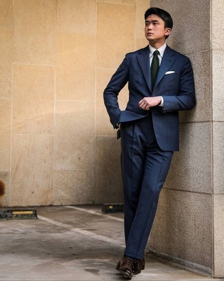 dunkelblauer vertikal gestreifter Anzug, weißes vertikal gestreiftes Businesshemd, dunkelbraune Leder Oxford Schuhe, dunkelgrüne Strick Krawatte für Herren