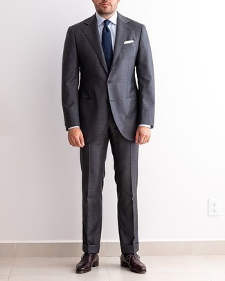 Dunkelblaue Krawatte kombinieren – 500+ Herren Outfits: Etwas Einfaches wie die Wahl von einem dunkelgrauen Anzug und einer dunkelblauen Krawatte kann Sie von der Menge abheben. Fühlen Sie sich ideenreich? Wählen Sie dunkelroten Leder Oxford Schuhe.