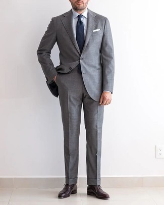 Wie grauen Anzug mit dunkelroter Leder Oxford Schuhe zu kombinieren – 26 Herren Outfits: Kombinieren Sie einen grauen Anzug mit einem weißen Businesshemd für einen stilvollen, eleganten Look. Dunkelrote Leder Oxford Schuhe sind eine kluge Wahl, um dieses Outfit zu vervollständigen.