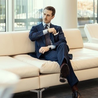30 Jährige: Welche Anzüge mit grauen Businesshemdes zu tragen – 135 Elegante Herren Outfits: Kombinieren Sie einen Anzug mit einem grauen Businesshemd für eine klassischen und verfeinerte Silhouette. Vervollständigen Sie Ihr Look mit dunkelbraunen Leder Oxford Schuhen.