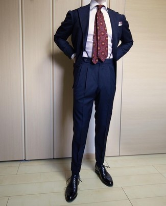 Dunkelrote Krawatte mit Blumenmuster kombinieren – 28 Herren Outfits: Tragen Sie einen dunkelblauen Anzug und eine dunkelrote Krawatte mit Blumenmuster für einen stilvollen, eleganten Look. Wählen Sie die legere Option mit dunkelblauen Leder Oxford Schuhen.