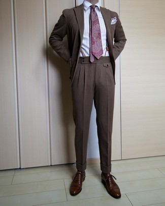 Dunkelgrauen Hosenträger kombinieren – 39 Herren Outfits: Kombinieren Sie einen dunkelbraunen Anzug mit einem dunkelgrauen Hosenträger für einen bequemen Alltags-Look. Setzen Sie bei den Schuhen auf die klassische Variante mit dunkelbraunen Leder Oxford Schuhen.