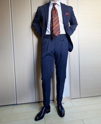 Dunkelblaue Leder Oxford Schuhe kombinieren – 60 Herren Outfits: Tragen Sie einen dunkelblauen Anzug und ein weißes vertikal gestreiftes Businesshemd, um vor Klasse und Perfektion zu strotzen. Dunkelblaue Leder Oxford Schuhe sind eine großartige Wahl, um dieses Outfit zu vervollständigen.