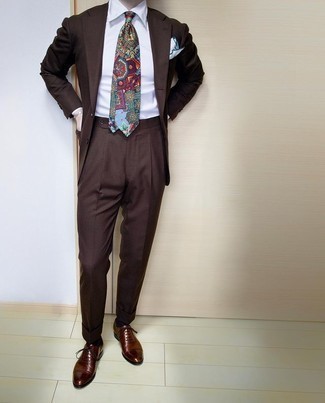 Herren Outfits 2021: Tragen Sie einen dunkelbraunen Anzug und ein weißes Businesshemd für einen stilvollen, eleganten Look. Ergänzen Sie Ihr Look mit dunkelbraunen Leder Oxford Schuhen.