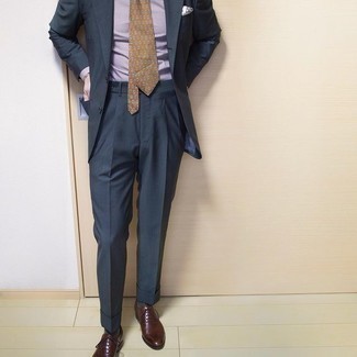 Lila Businesshemd kombinieren – 213 Elegante Herren Outfits: Geben Sie den bestmöglichen Look ab in einem lila Businesshemd und einem dunkelgrauen Anzug. Dunkelbraune Leder Oxford Schuhe sind eine kluge Wahl, um dieses Outfit zu vervollständigen.