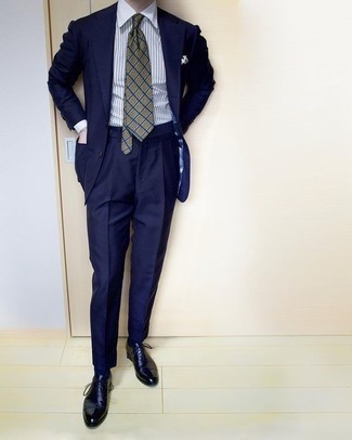 Dunkelblaue Leder Oxford Schuhe kombinieren – 60 Herren Outfits: Tragen Sie einen dunkelblauen Anzug und ein weißes und schwarzes vertikal gestreiftes Businesshemd, um vor Klasse und Perfektion zu strotzen. Vervollständigen Sie Ihr Look mit dunkelblauen Leder Oxford Schuhen.