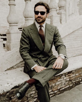 Dunkelbraune gepunktete Krawatte kombinieren – 20 Frühling Herren Outfits: Entscheiden Sie sich für einen olivgrünen Wollanzug und eine dunkelbraune gepunktete Krawatte für einen stilvollen, eleganten Look. Wenn Sie nicht durch und durch formal auftreten möchten, komplettieren Sie Ihr Outfit mit schwarzen Leder Oxford Schuhen. Ein insgesamt sehr cooler Übergangs-Look.