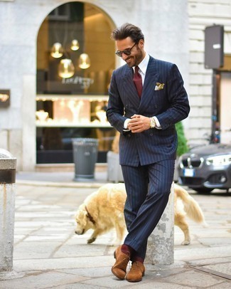 Dunkelrote Krawatte kombinieren – 500+ Herren Outfits: Paaren Sie einen dunkelblauen vertikal gestreiften Anzug mit einer dunkelroten Krawatte für einen stilvollen, eleganten Look. Machen Sie diese Aufmachung leger mit braunen Wildleder Oxford Schuhen.