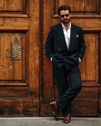 Silberne Uhr kombinieren – 500+ Elegante Herren Outfits: Kombinieren Sie einen schwarzen Anzug mit einer silbernen Uhr für ein bequemes Outfit, das außerdem gut zusammen passt. Dunkelbraune Leder Oxford Schuhe bringen klassische Ästhetik zum Ensemble.