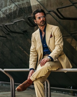 Beige Anzug kombinieren – 875+ Herren Outfits: Tragen Sie einen beige Anzug und ein dunkelblaues Businesshemd, um vor Klasse und Perfektion zu strotzen. Dieses Outfit passt hervorragend zusammen mit braunen Wildleder Oxford Schuhen.