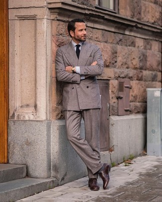 Wollanzug kombinieren – 500+ Herren Outfits: Kombinieren Sie einen Wollanzug mit einem grauen vertikal gestreiften Businesshemd für einen stilvollen, eleganten Look. Dunkelbraune Leder Oxford Schuhe sind eine perfekte Wahl, um dieses Outfit zu vervollständigen.