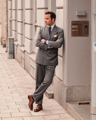 grauer Anzug, weißes und blaues vertikal gestreiftes Businesshemd, braune Leder Oxford Schuhe, schwarze bedruckte Krawatte für Herren