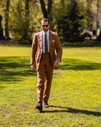 Weißes und braunes Einstecktuch kombinieren – 500+ Herren Outfits: Kombinieren Sie einen braunen Anzug mit einem weißen und braunen Einstecktuch, um mühelos alles zu meistern, was auch immer der Tag bringen mag. Fühlen Sie sich mutig? Wählen Sie dunkelbraunen Wildleder Oxford Schuhe.
