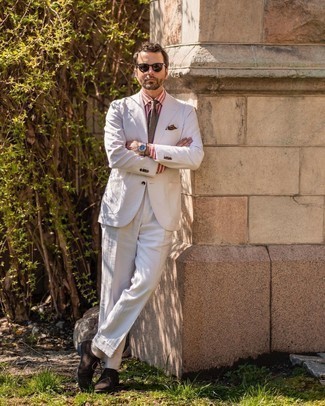 30 Jährige: Hellbeige Socken kombinieren – 482 Herren Outfits: Entscheiden Sie sich für einen weißen Anzug und hellbeige Socken für ein Alltagsoutfit, das Charakter und Persönlichkeit ausstrahlt. Fühlen Sie sich mutig? Wählen Sie dunkelbraunen Wildleder Oxford Schuhe.