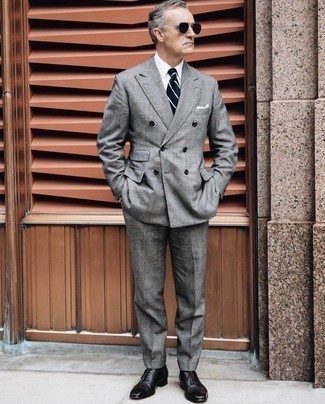 Weißes und braunes Einstecktuch kombinieren – 500+ Herren Outfits: Kombinieren Sie einen grauen Anzug mit Karomuster mit einem weißen und braunen Einstecktuch für ein Alltagsoutfit, das Charakter und Persönlichkeit ausstrahlt. Fühlen Sie sich mutig? Entscheiden Sie sich für schwarzen Leder Oxford Schuhe.