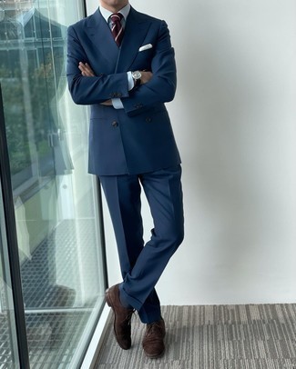 dunkelblauer Anzug, weißes und blaues vertikal gestreiftes Businesshemd, dunkelbraune Wildleder Oxford Schuhe, dunkelrote horizontal gestreifte Krawatte für Herren