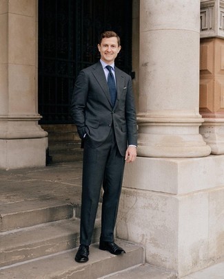 dunkelgrauer Anzug, hellviolettes Businesshemd, schwarze Leder Oxford Schuhe, dunkelblaue und weiße gepunktete Krawatte für Herren