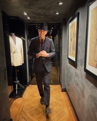 Graue Krawatte kombinieren – 500+ Elegante Herren Outfits: Tragen Sie einen dunkelgrauen Anzug und eine graue Krawatte für einen stilvollen, eleganten Look. Dunkelbraune Wildleder Oxford Schuhe verleihen einem klassischen Look eine neue Dimension.