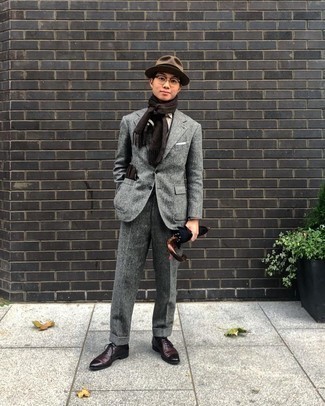 grauer Wollanzug, graues Businesshemd, dunkelrote Leder Oxford Schuhe, brauner Wollhut für Herren
