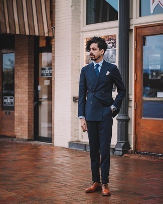Dunkelblaue Krawatte kombinieren – 500+ Herren Outfits: Kombinieren Sie einen dunkelblauen Anzug mit einer dunkelblauen Krawatte für einen stilvollen, eleganten Look. Warum kombinieren Sie Ihr Outfit für einen legereren Auftritt nicht mal mit rotbraunen Leder Oxford Schuhen?