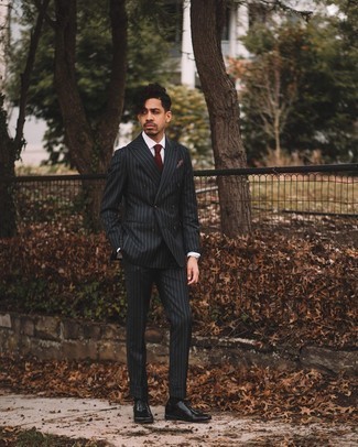 Schwarze Leder Oxford Schuhe kombinieren – 500+ Herren Outfits: Tragen Sie einen schwarzen vertikal gestreiften Anzug und ein weißes Businesshemd, um vor Klasse und Perfektion zu strotzen. Vervollständigen Sie Ihr Look mit schwarzen Leder Oxford Schuhen.