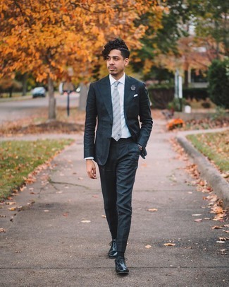 Graue Krawatte mit Schottenmuster kombinieren – 60 Herren Outfits: Kombinieren Sie einen dunkelgrauen Anzug mit einer grauen Krawatte mit Schottenmuster, um vor Klasse und Perfektion zu strotzen. Suchen Sie nach leichtem Schuhwerk? Entscheiden Sie sich für schwarzen Leder Oxford Schuhe für den Tag.