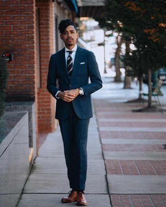 dunkelblauer Anzug, weißes Businesshemd, braune Leder Oxford Schuhe, schwarze horizontal gestreifte Krawatte für Herren