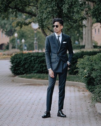 Oxford Schuhe kombinieren – 500+ Herren Outfits: Kombinieren Sie einen dunkelblauen Anzug mit einem weißen Businesshemd für eine klassischen und verfeinerte Silhouette. Komplettieren Sie Ihr Outfit mit Oxford Schuhen.