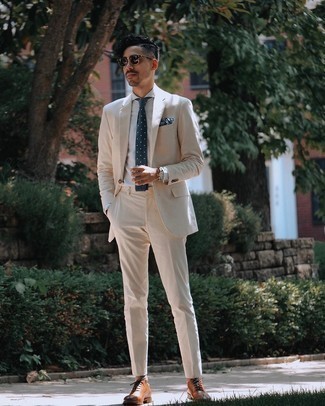 Braune Leder Oxford Schuhe kombinieren – 1200+ Herren Outfits: Kombinieren Sie einen hellbeige Anzug mit einem grauen vertikal gestreiften Businesshemd für einen stilvollen, eleganten Look. Braune Leder Oxford Schuhe sind eine großartige Wahl, um dieses Outfit zu vervollständigen.