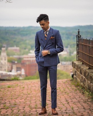 Dunkelblaue horizontal gestreifte Krawatte kombinieren – 448 Elegante Herren Outfits: Kombinieren Sie einen dunkelblauen Anzug mit Karomuster mit einer dunkelblauen horizontal gestreiften Krawatte für eine klassischen und verfeinerte Silhouette. Braune Leder Oxford Schuhe sind eine perfekte Wahl, um dieses Outfit zu vervollständigen.
