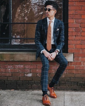 Rotbraune Krawatte mit Blumenmuster kombinieren – 10 Herren Outfits: Kombinieren Sie einen dunkelblauen Anzug mit Karomuster mit einer rotbraunen Krawatte mit Blumenmuster, um vor Klasse und Perfektion zu strotzen. Rotbraune Leder Oxford Schuhe sind eine perfekte Wahl, um dieses Outfit zu vervollständigen.
