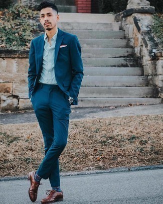 30 Jährige: Welche Businesshemden mit dunkelblauen Anzuges zu tragen – 500+ Herren Outfits: Kombinieren Sie einen dunkelblauen Anzug mit einem Businesshemd für einen stilvollen, eleganten Look. Komplettieren Sie Ihr Outfit mit dunkelbraunen Leder Oxford Schuhen.
